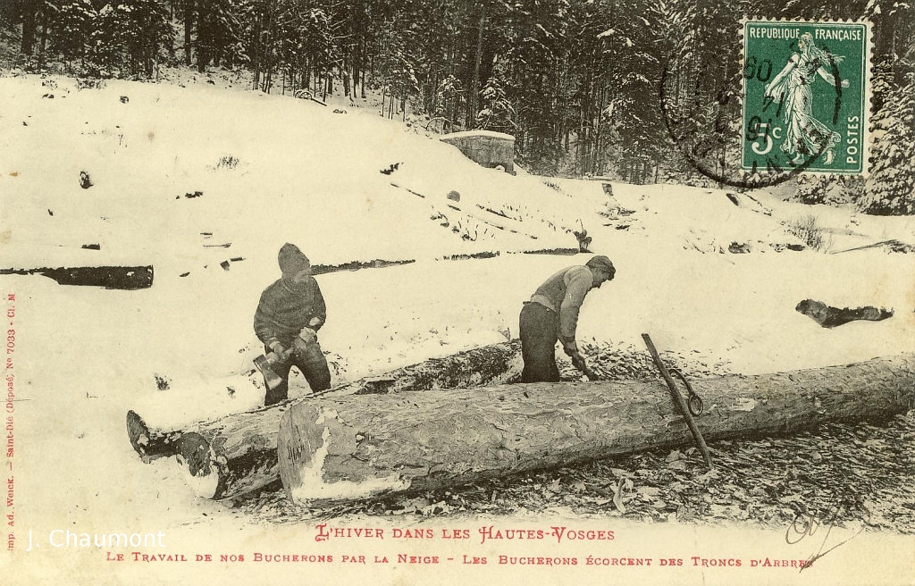 L'Hiver dans les Hautes-Vosges. - Le Travail de nos Bucherons par la Neige - Les Bucherons écorcent des Troncs d'Arbres.JPG