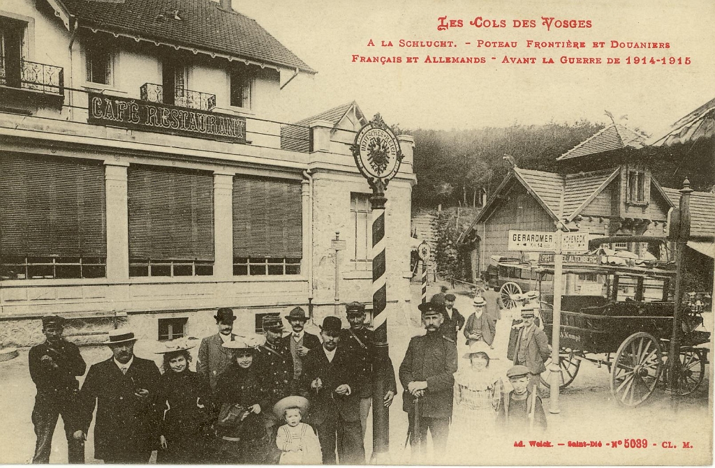 Les Cols des Vosges - A la Schlucht. - Poteau Frontière et Douaniers Français et Allemands - Avant la Guerre de 1914-1915.JPG