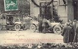 Les Automobiles de l'Empereur Guillaume II et de sa suite devant le Chalet Hartmann à la Schlucht - Au premier pla, Fleurs offerts à l'Empereur