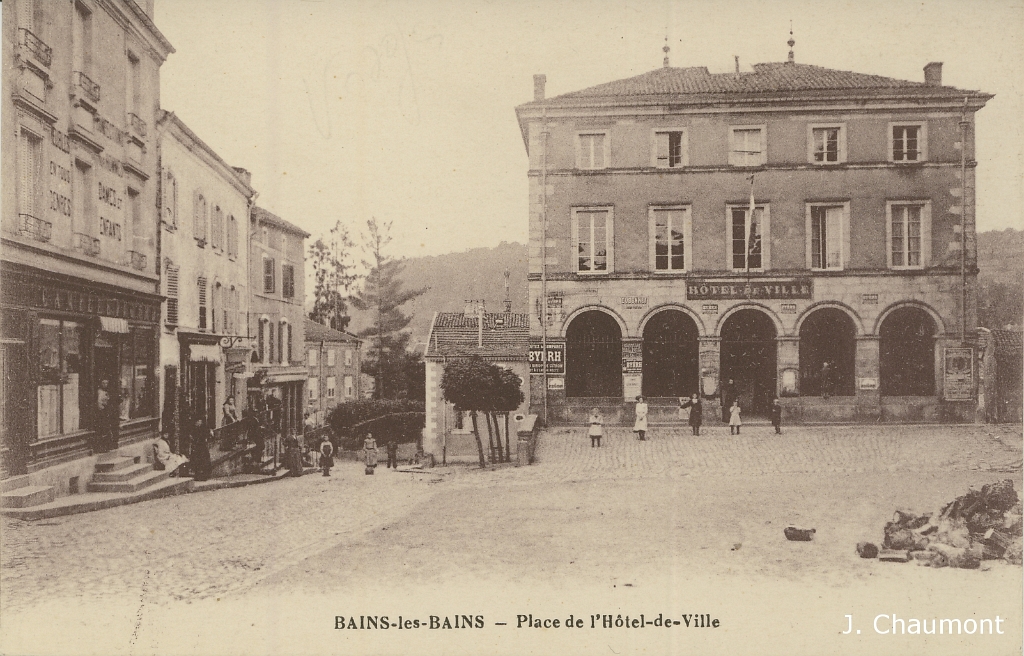 Bains-les-Bains - Place de l'Hôtel-de-Ville.jpg