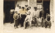 Eloyes - Ouvriers devant un atelier