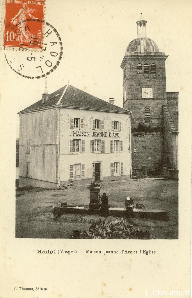 Hadol - Maison Jeanne d'Arc et l'Eglise.JPG