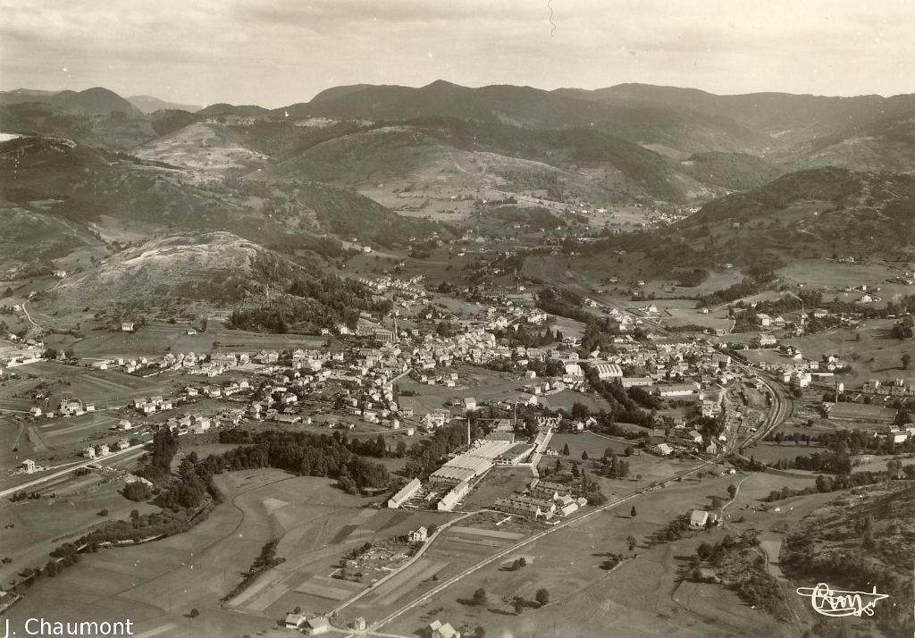 Le Thillot - Vue aérienne panoramique et la Chaîne des Vosges.JPG