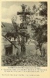 Croix dite des Chênes, au hameau de ce nom (Comm. du Val-d'Ajol), fin du XVe siècle, huit des apôtres sont sculptés