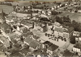 Le Val-d'Ajol - Vue aérienne dans les années 1950 - Le Centre du Val-d'Ajol, l'Hôtel de Ville, les Ecoles et la Place du Monument