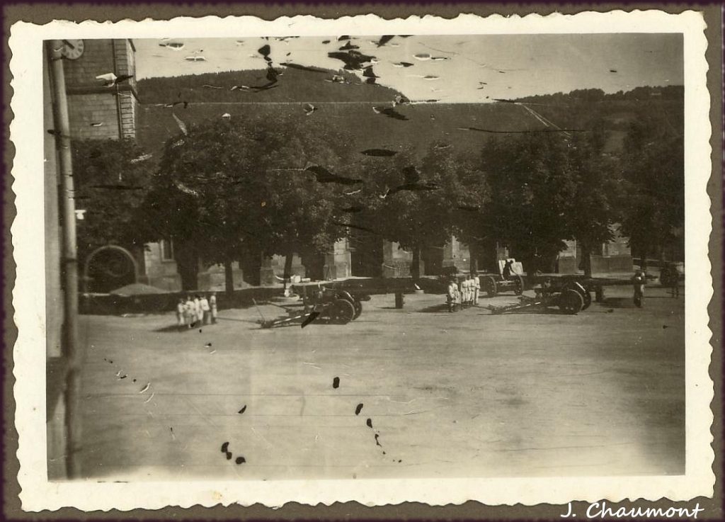Artillerie de la Wehrmacht devant l'Eglise du Val d'Ajol en 1940.jpg