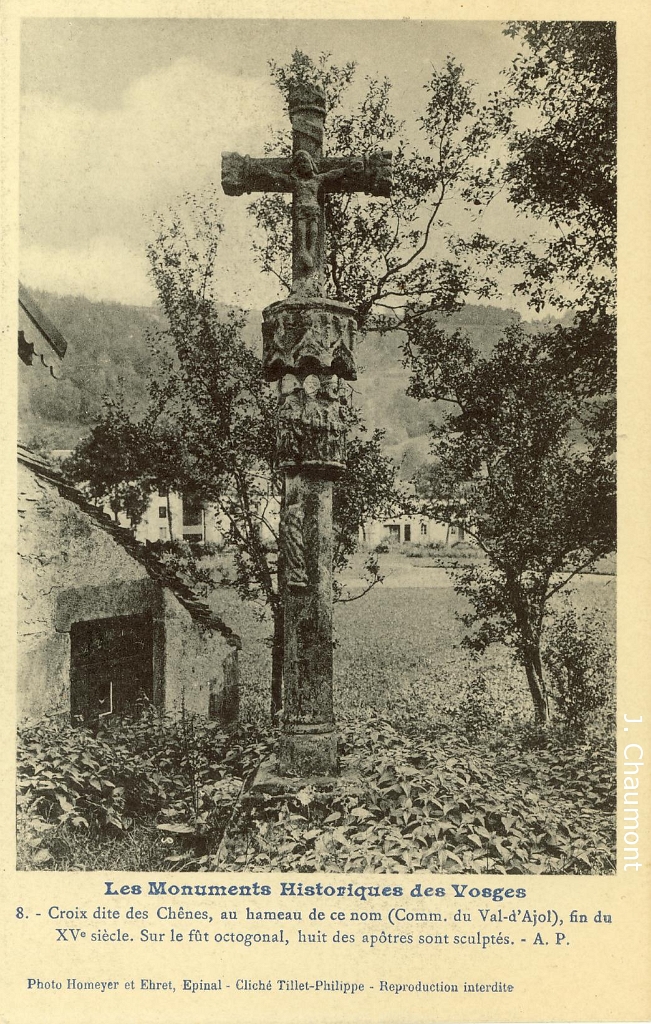 Croix dite des Chênes, au hameau de ce nom (Comm. du Val-d'Ajol), fin du XVe siècle, huit des apôtres sont sculptés.JPG