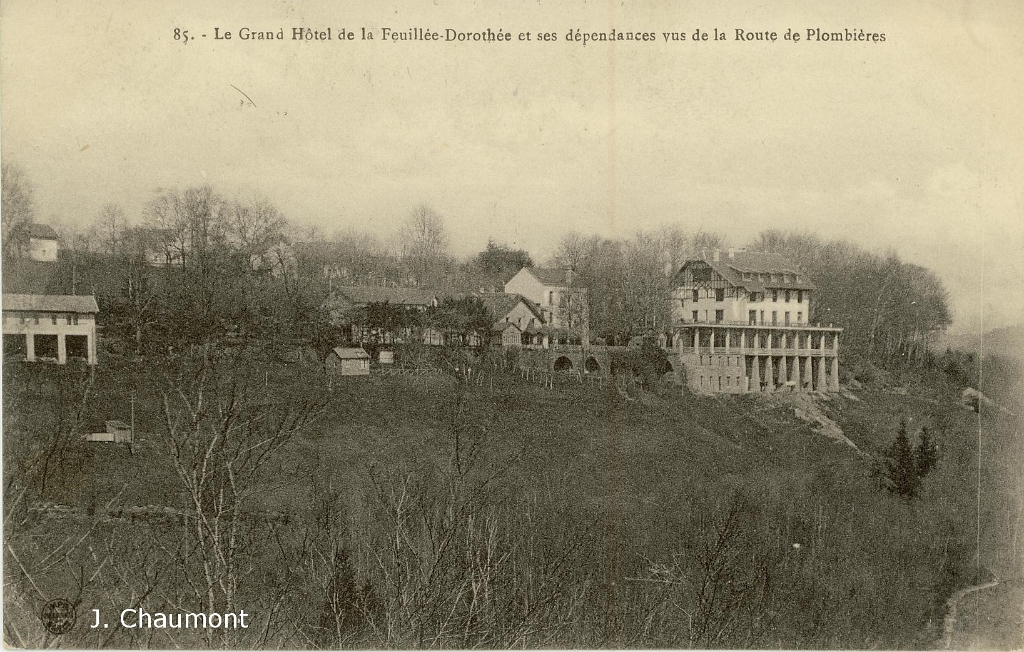Le Grand Hôtel de la Feuillée-Dorothée et ses dépendances vus de la Route de Plombières.jpg