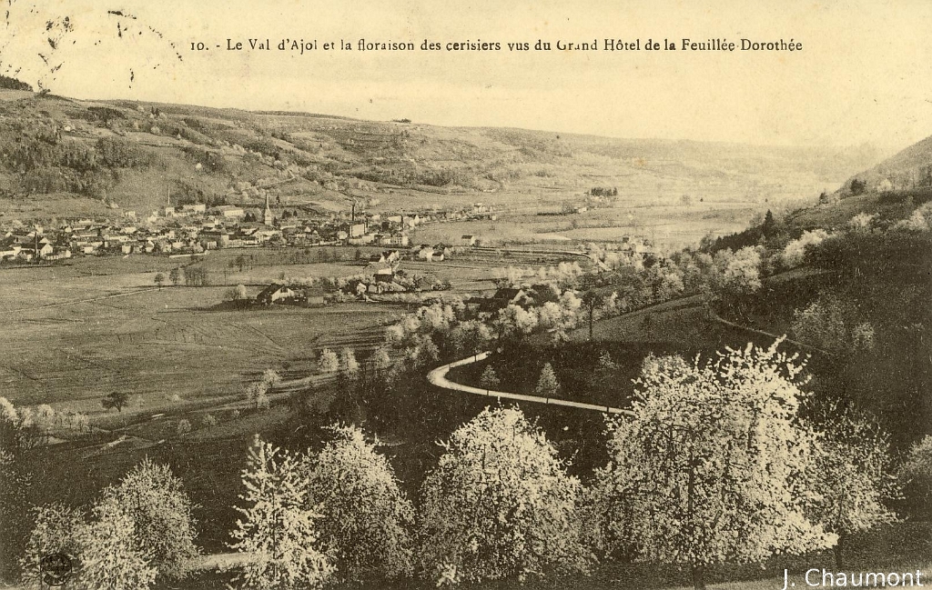 Le Val d'Ajol et la floraison des cerisiers vus du Grand Hôtel de la Feuillée Dorothée.JPG