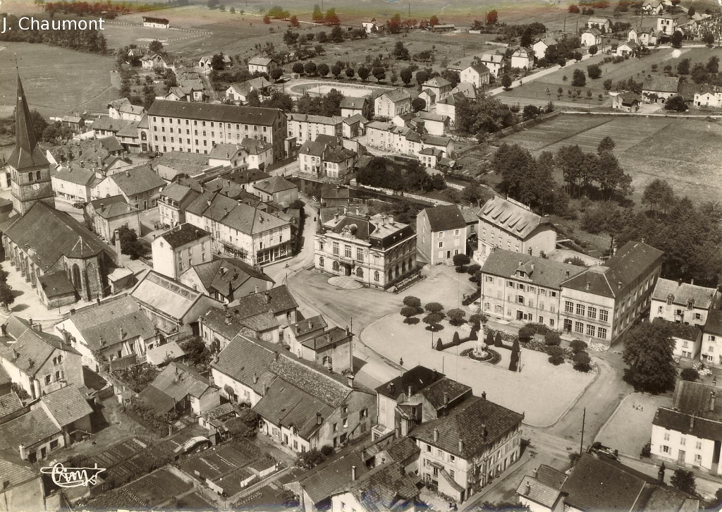 Le Val-d'Ajol - Vue aérienne dans les années 1950 - Le Centre du Val-d'Ajol, l'Hôtel de Ville, les Ecoles et la Place du Monument.JPG