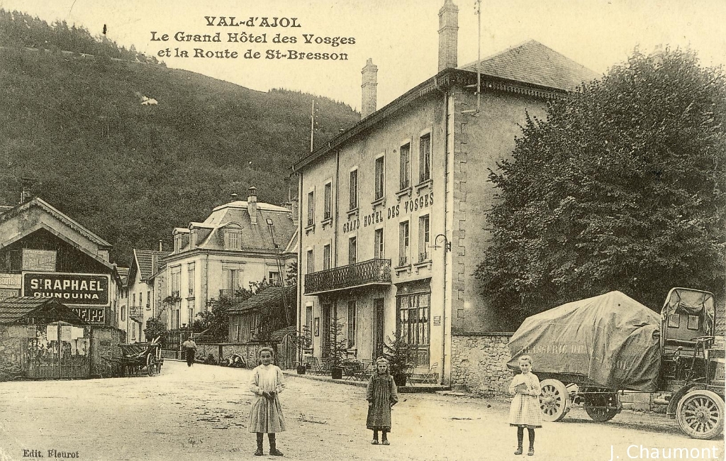 Val-d'Ajol. - Le Grand Hôtel des Vosges et la Route de St-Bresson.JPG