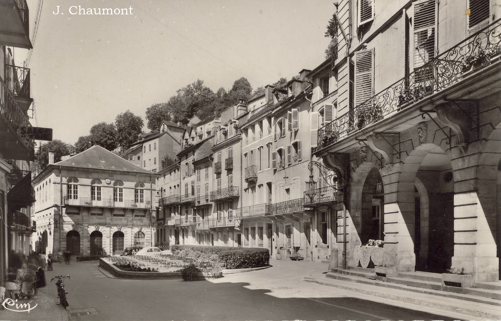 Plombières - Place du Bain Romain depuis la rue Stanislas.jpg