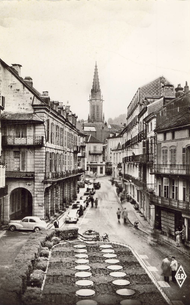 Plombières - Vue sur l'Eglise depuis la place du Bain Romain dans les années 1950.jpg