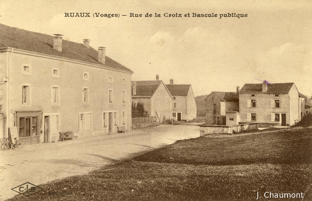 Ruaux - Rue de la Croix et Bascule publique.JPG