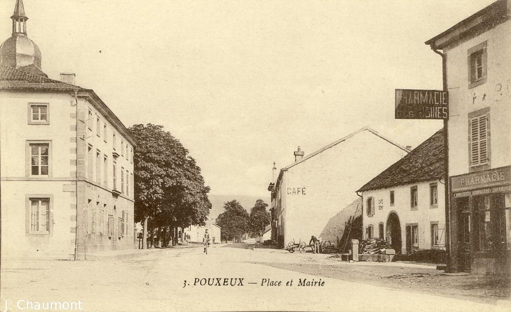 Pouxeux - Place et Mairie.JPG