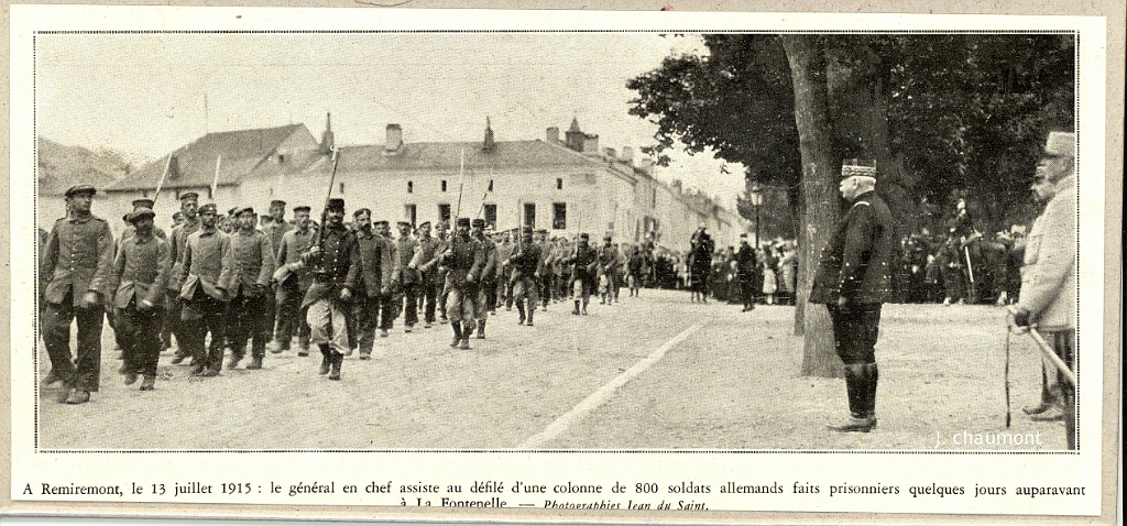A Remiremont, le 13 juillet 1915  le général en chef (Joffre) assiste au défilé d'une colonne de 800 soldats allemands faits prisonniers quelques jours auparavant à La Fontenelle.JPG