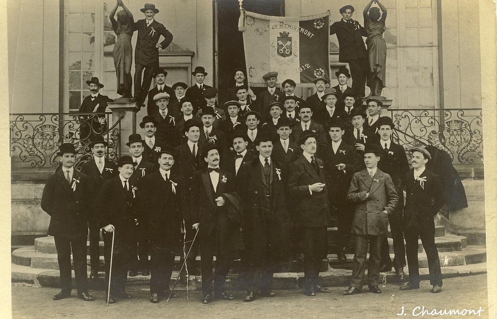 Remiremont ~ Classe 1912 de la Ville de Remiremont devant l'Hôtel de Ville.JPG