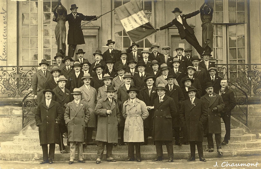 Remiremont ~ Classe 1919 de la Ville de Remiremont devant l'Hôtel de Ville.JPG
