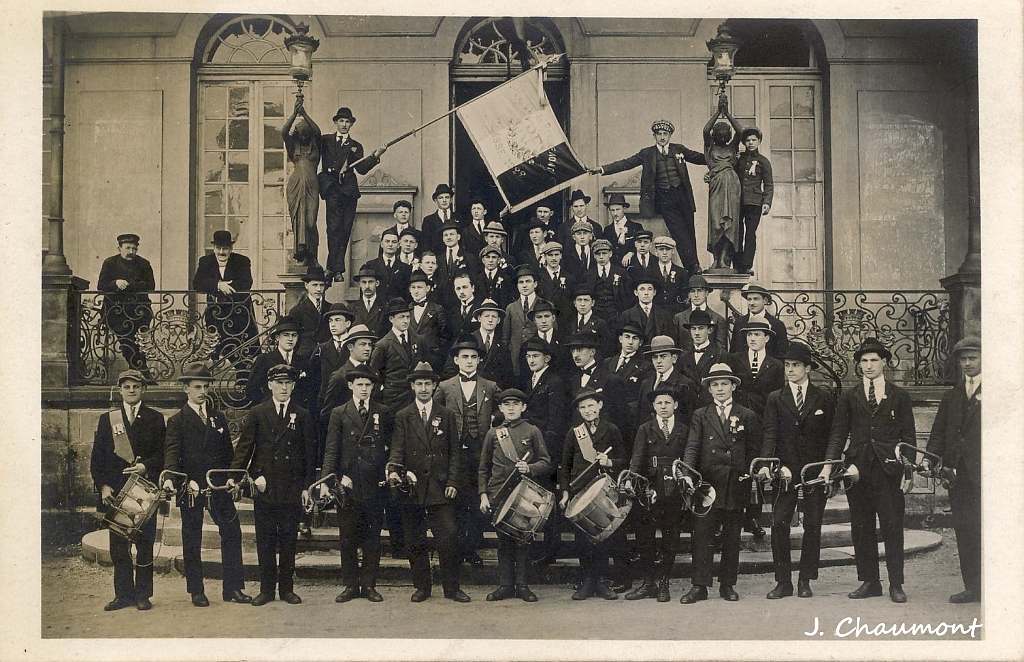 Remiremont ~ Classe 1922 de la Ville de Remiremont devant l'Hôtel de Ville.JPG