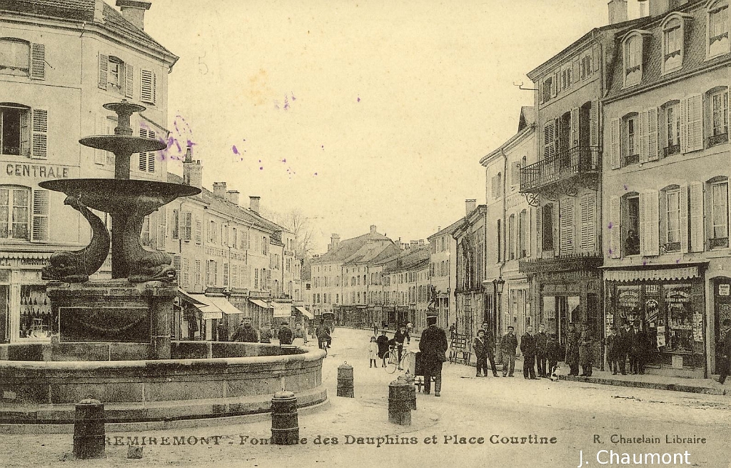 Remiremont - Fontaine des Dauphins et Place Courtine.JPG