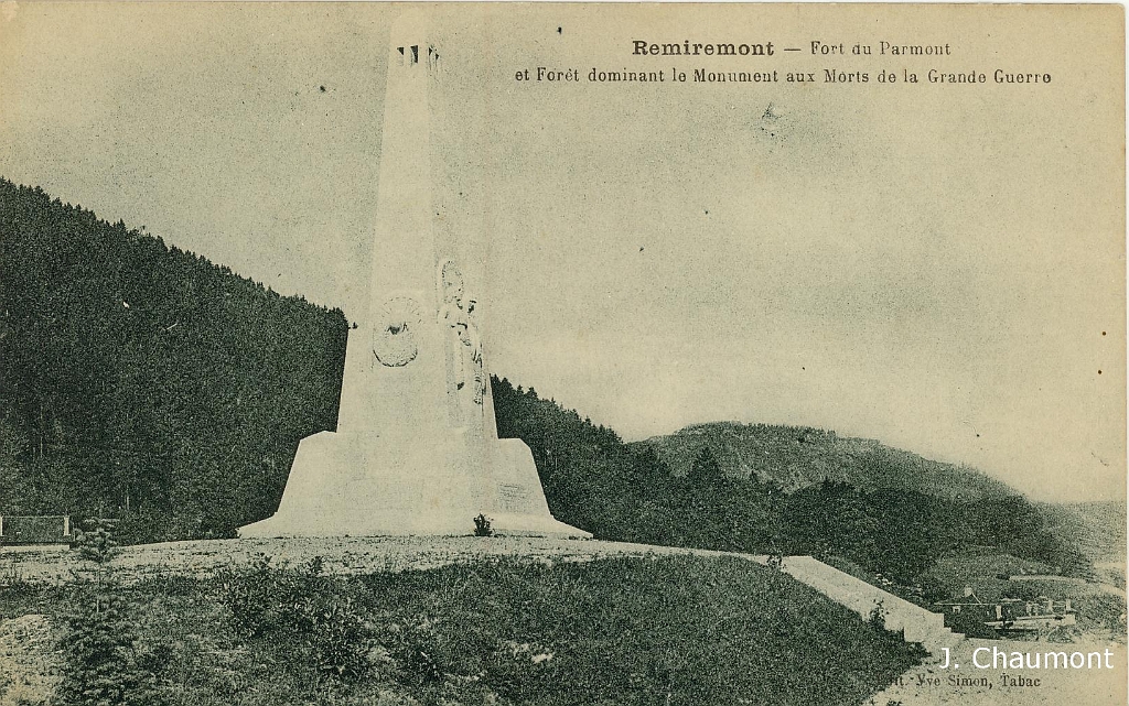 Remiremont - Fort du Parmont et Forêt dominant le Monument aux Morts de la Grande Guerre.jpg