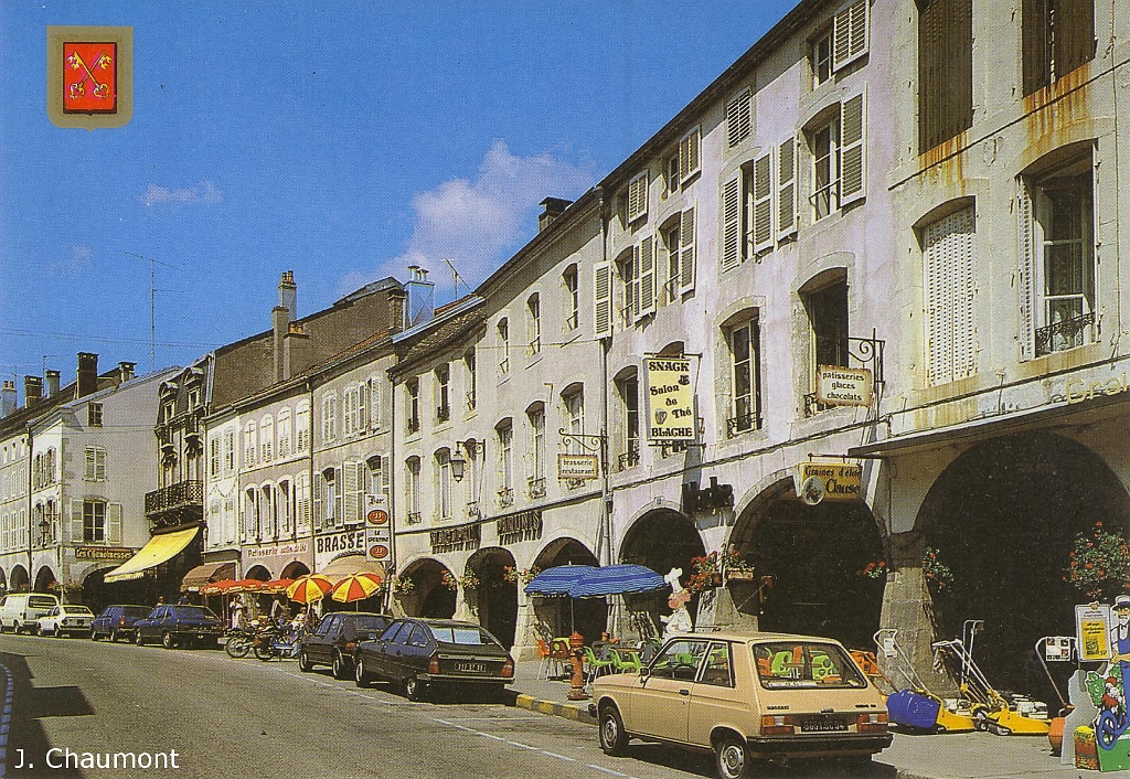 Remiremont - La Grande Rue avec ses maisons à arcades.jpg
