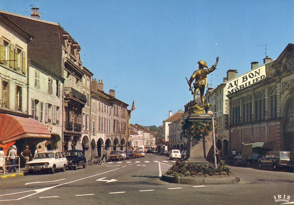 Remiremont - La Rue Charles de Gaulle et la Statue du Volontaire de 1792 (Bronze de Choppin).jpg