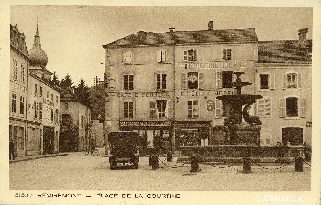 Remiremont - Place de la Courtine (Automobile).JPG