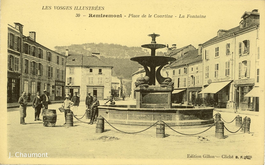 Remiremont - Place de la Courtine - La Fontaine.JPG