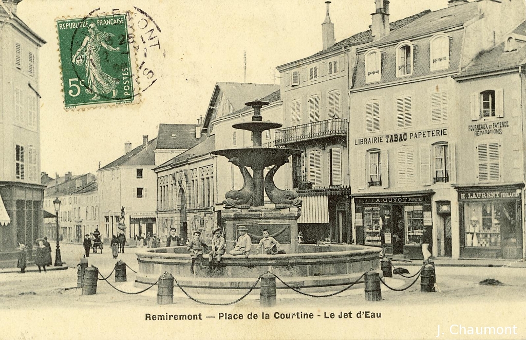 Remiremont - Place de la Courtine - Le Jet d'Eau.JPG