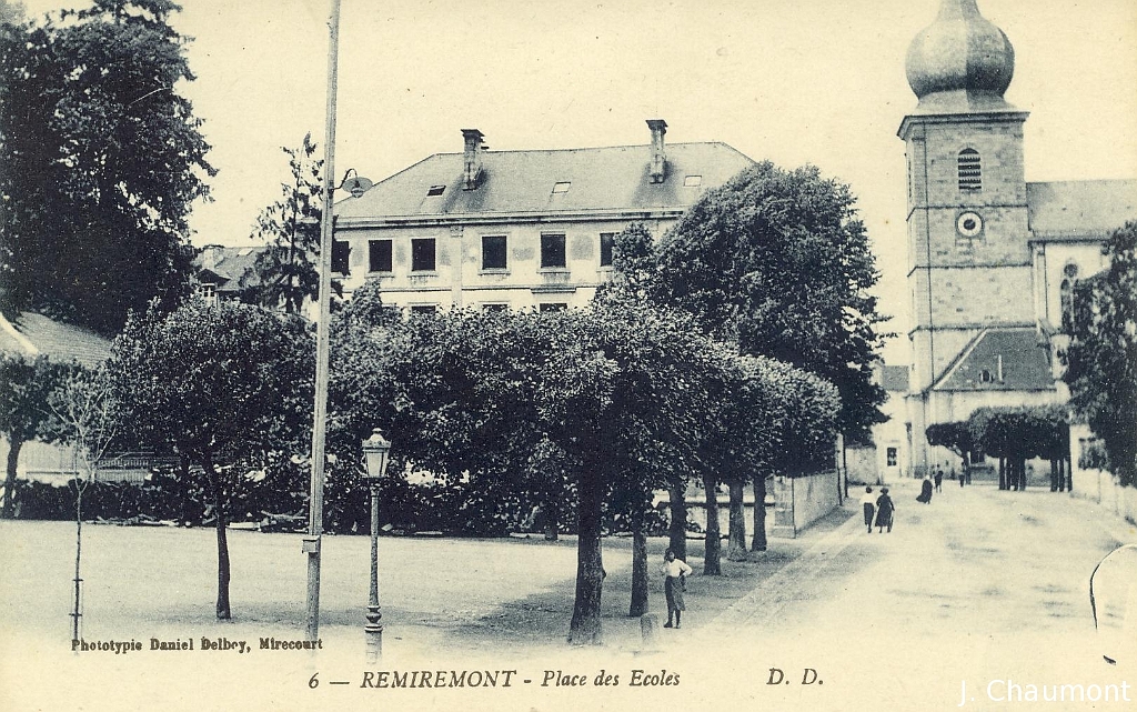 Remiremont - Place des Ecoles.JPG