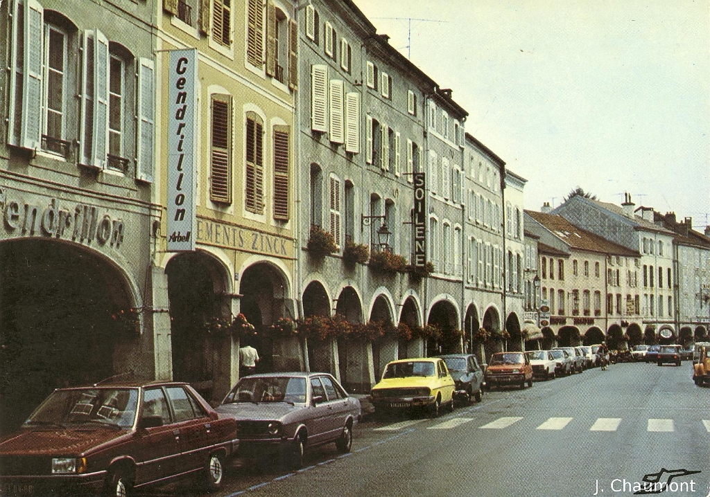 Remiremont - Rue Charles De Gaulle à la fin des années 80.JPG