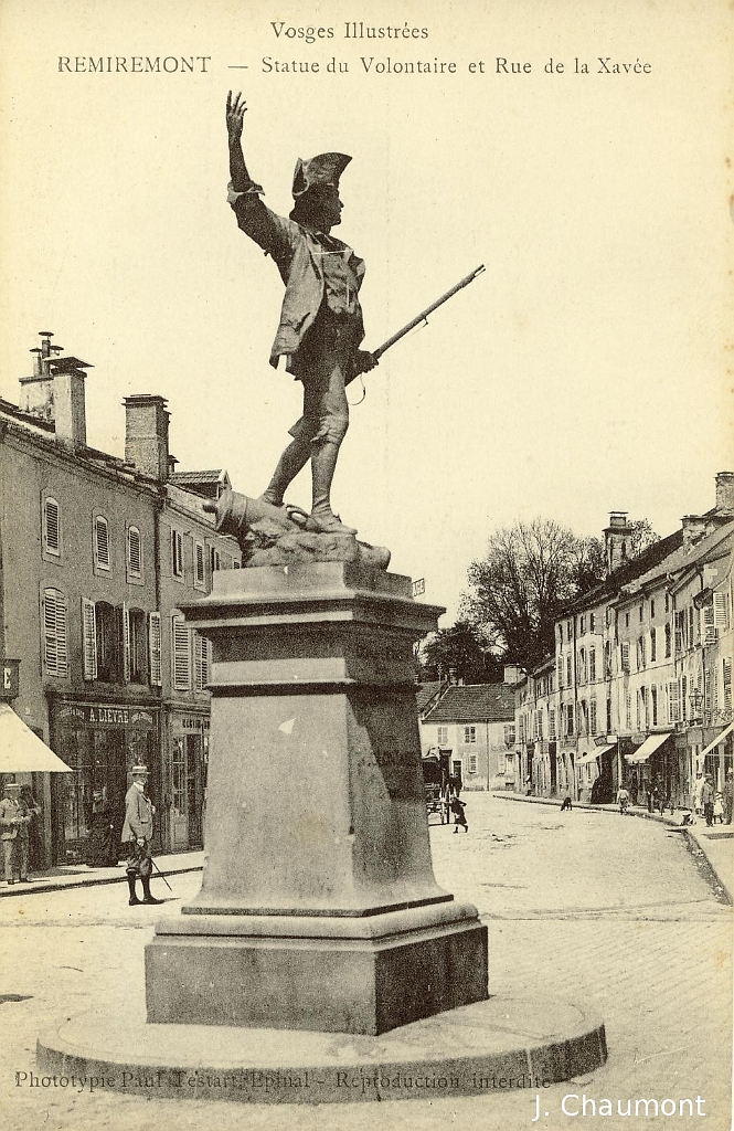 Remiremont - Statue du Volontaire et Rue de la Xavée.jpg