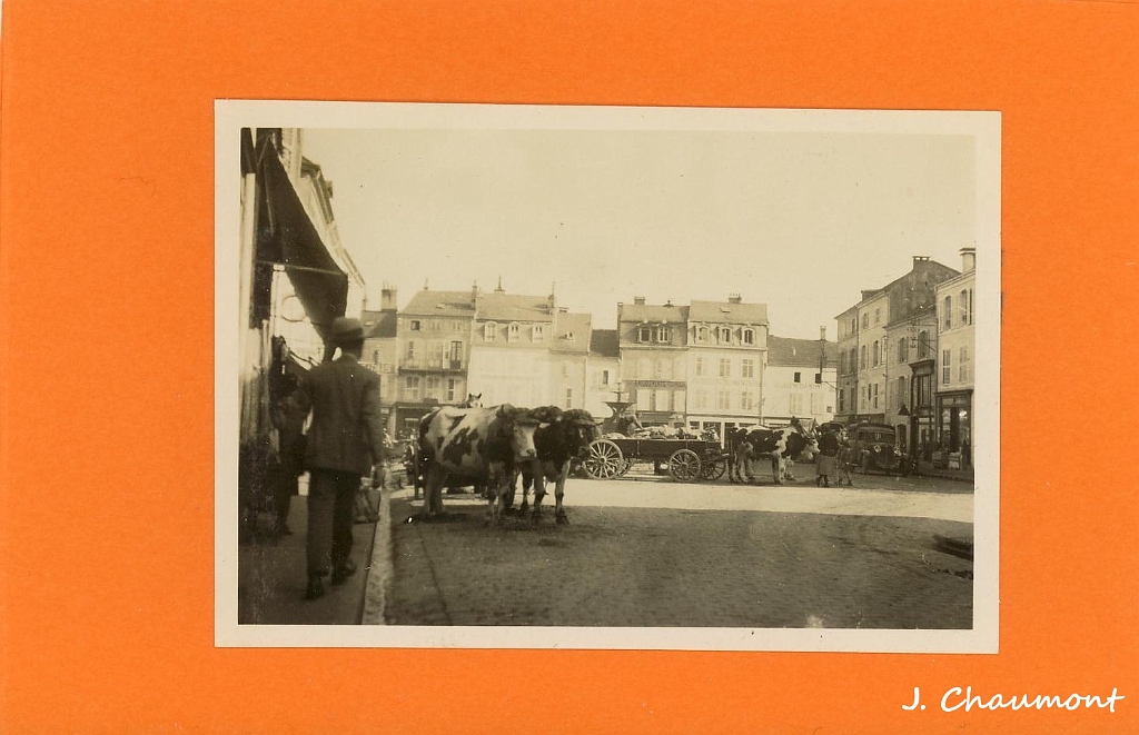 Remiremont en 1931 ~ Marché sur la Place de la Courtine.JPG