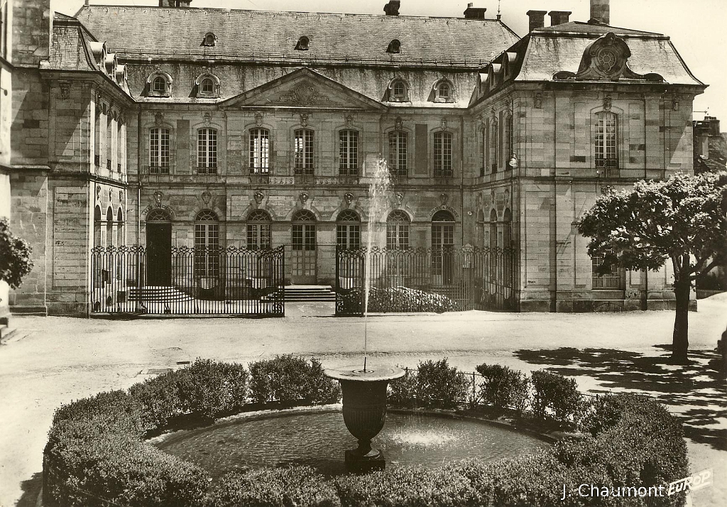 Remiremont. - Ancien Palais Abbatial - Place des Mesdames.JPG