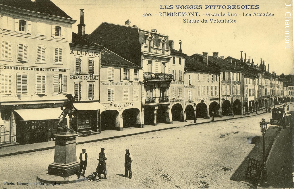 Remiremont. - Grande-Rue - Les Arcades - Statue du Volontaire.JPG