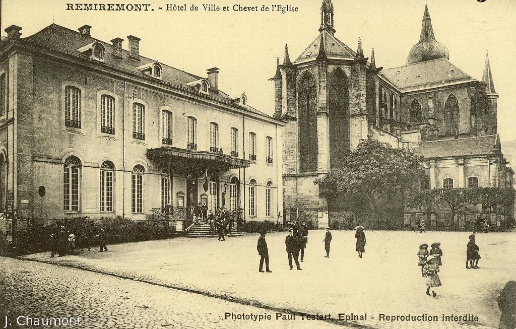 Remiremont. - Hôtel de Ville et Chevet de l'Eglise.JPG