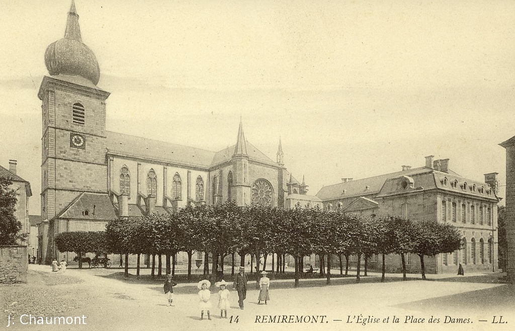 Remiremont. - L'Eglise et la Place des Dames.JPG