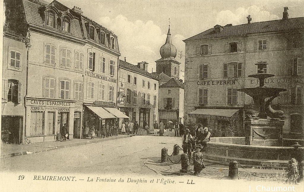 Remiremont. - La Fontaine du Dauphin et l'Eglise.JPG