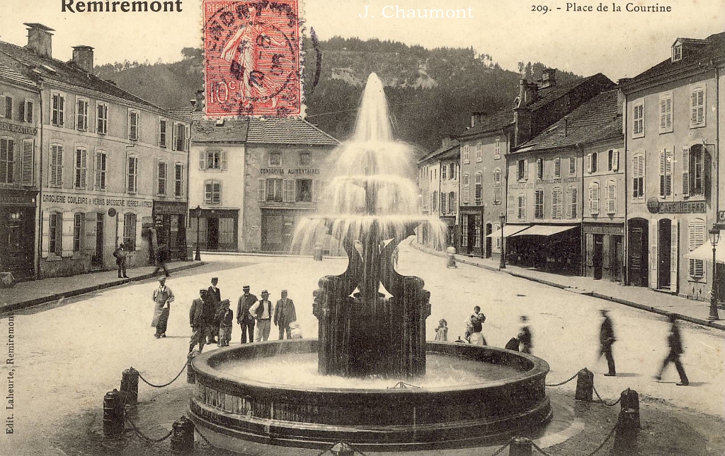 Remiremont. - Place de la Courtine et Fontaine des Dauphins.JPG