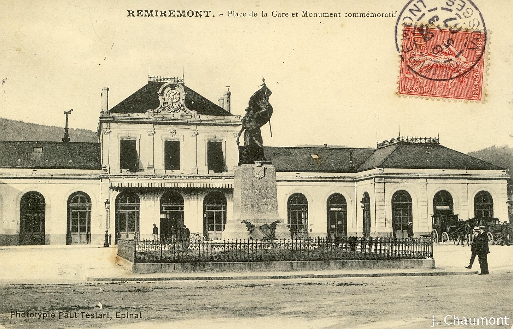 Remiremont. - Place de la Gare et Monument commémoratif.JPG