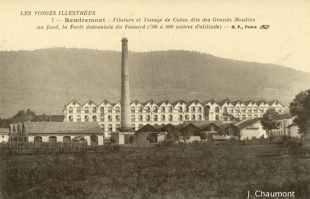 Remiremont - Filature et Tissage de Coton dits des Grands Moulins. Au fond, la Forêt domaniale du Fossard (700 à 800 mètres d'altitude).JPG