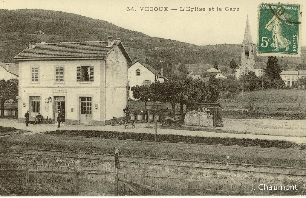 Vecoux - L'Eglise et la Gare.JPG